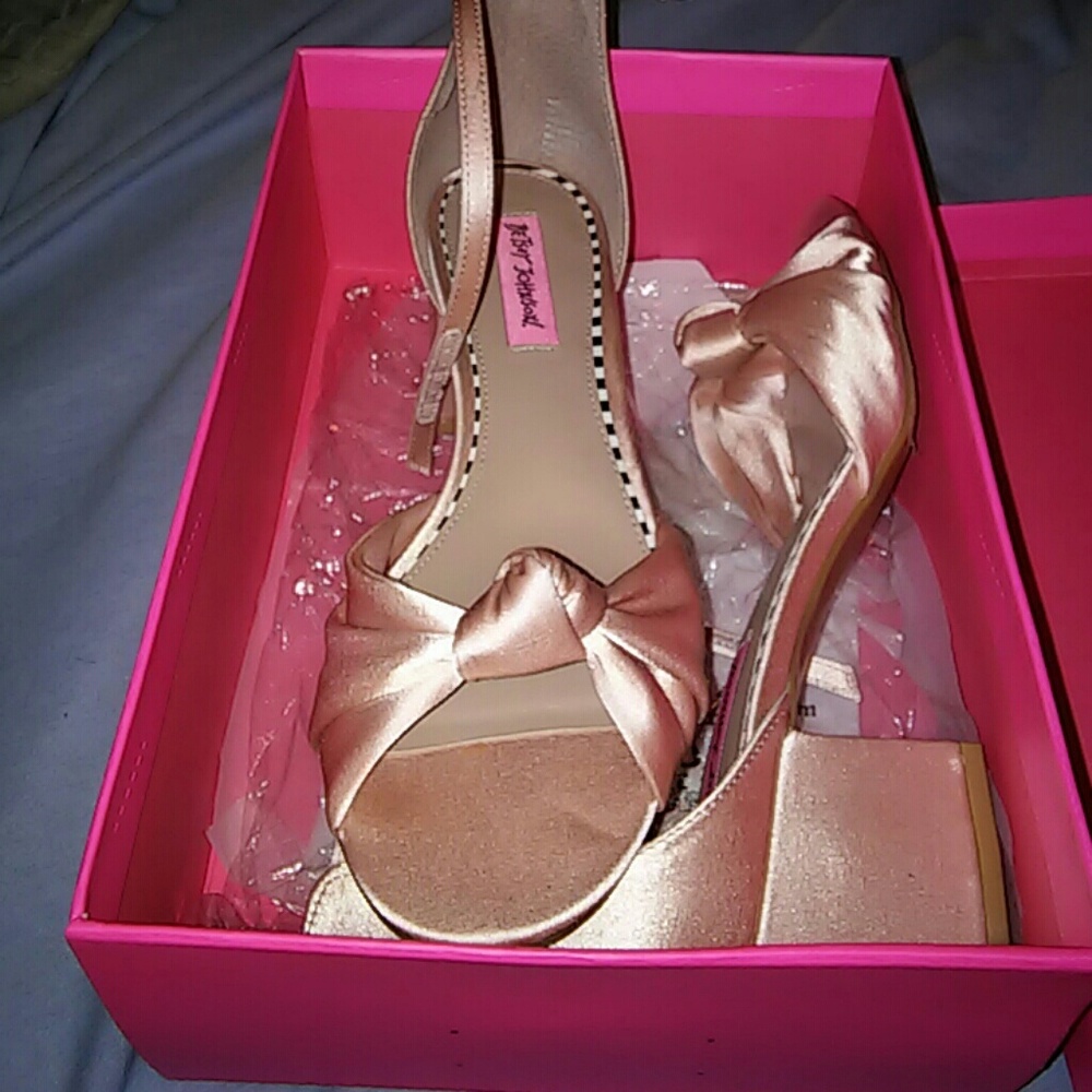 Shoes - Picture 2 of 5